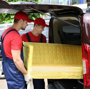 Günstig umziehen in Balingen Günstig umziehen in Balingen: Umzugshelfer laden ein gelbes Sofa in einen Transporter