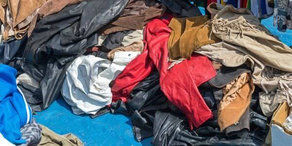 Entrümpelung in Balingen: Berg aus Kleidung und Stoffen