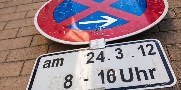 Mobiles Halteverbotsschild mit Zusatzschild für Datum und Uhrzeit – Halteverbotszone Balingen