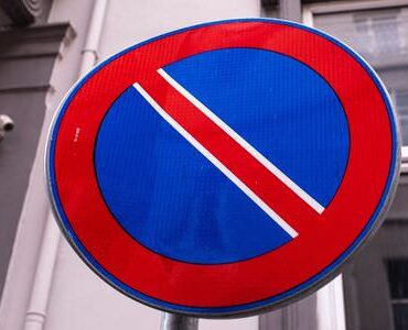 Halteverbotsschild an einer Hauswand – Halteverbotszone Balingen