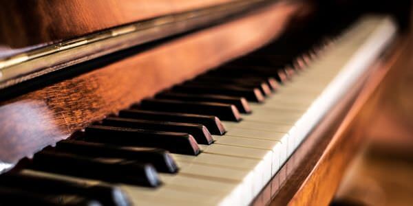 Instrumententransport: Klaviertastatur in Schrägansicht