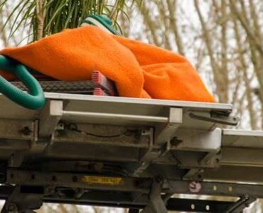 Möbellift transportiert ein Bündel Bettzeug nach oben – Möbellift in Balingen