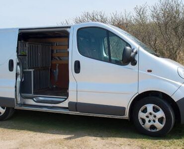 Weißer Transporter mit geöffneter Schiebetür – Transporter mieten in Balingen